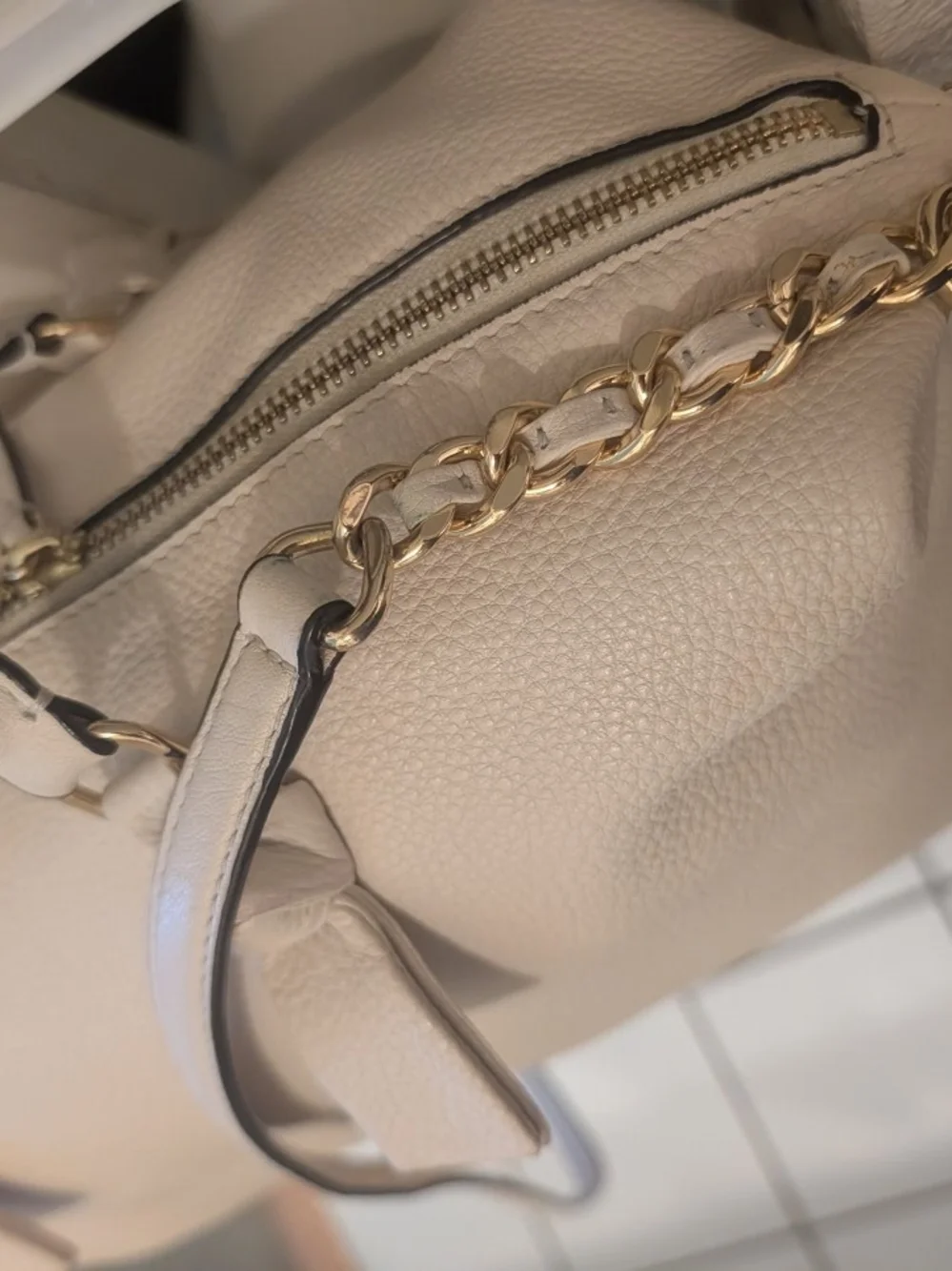 Authentic Pre Owned Tory Burch Cream Leather Satchel Bag W/handle's and Straps.